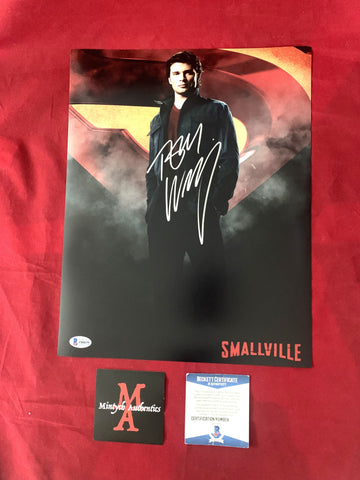 WELLING_024 - 11x14 Photo Autographed By Tom Welling
