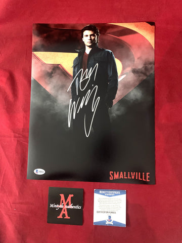 WELLING_026 - 11x14 Photo Autographed By Tom Welling