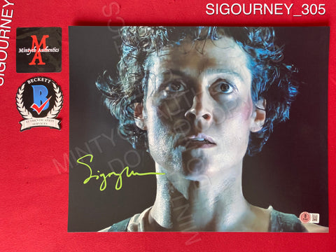 SIGOURNEY_305 - 11x14 Photo Autographed By Sigourney Weaver
