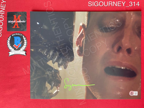 SIGOURNEY_314 - 11x14 Photo Autographed By Sigourney Weaver