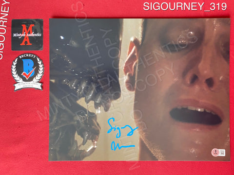 SIGOURNEY_319 - 11x14 Photo Autographed By Sigourney Weaver