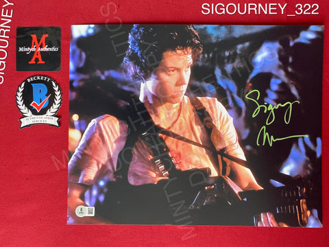 SIGOURNEY_322 - 11x14 Photo Autographed By Sigourney Weaver