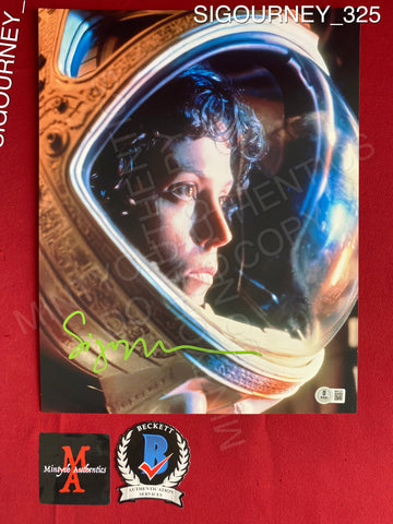 SIGOURNEY_325 - 11x14 Photo Autographed By Sigourney Weaver