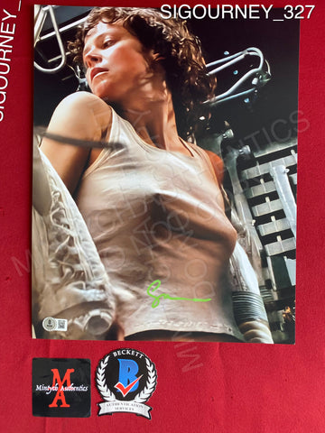 SIGOURNEY_327 - 11x14 Photo Autographed By Sigourney Weaver
