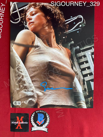 SIGOURNEY_329 - 11x14 Photo Autographed By Sigourney Weaver