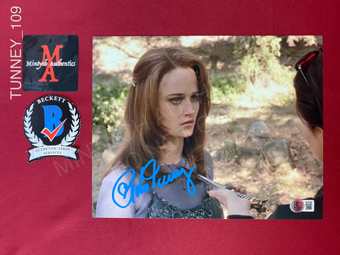 TUNNEY_109 - 8x10 Photo Autographed By Robin Tunney