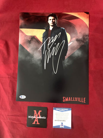 WELLING_042 - 11x14 Photo Autographed By Tom Welling