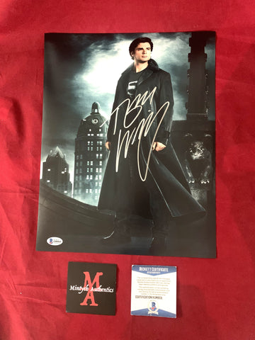 WELLING_049 - 11x14 Photo Autographed By Tom Welling
